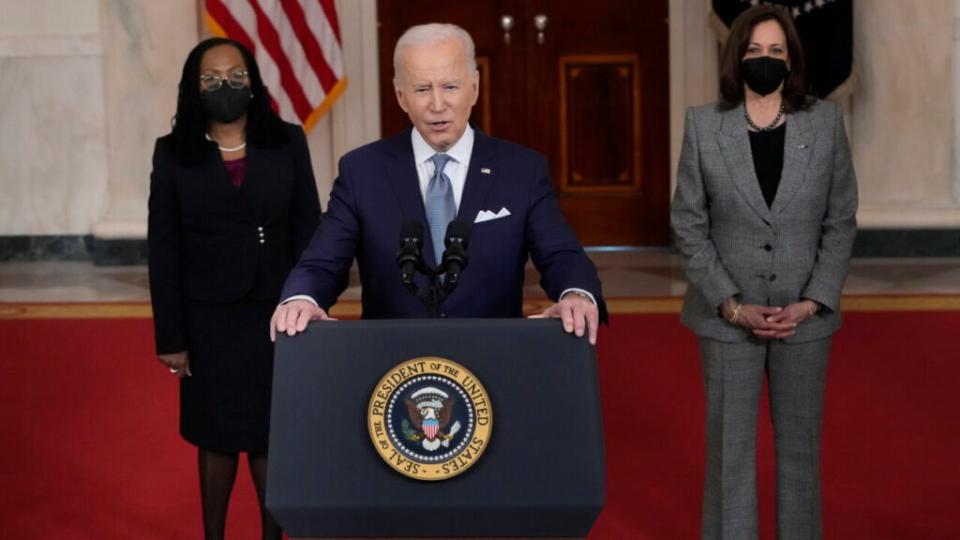 U.S. President Joe Biden (C) introduces Ketanji Brown Jackson (L), a circuit judge on the U.S. (Photo by Drew Angerer/Getty Images)