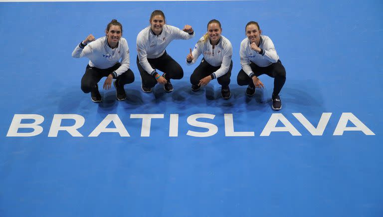 Guillermina Naya, Julia Riera, Martina Capurro y Nadia Podoroska, las jugadoras argentinas que se medirán, desde este viernes en Bratislava, con Eslovaquia, por los playoffs de la BJK Cup (ex Fed Cup)