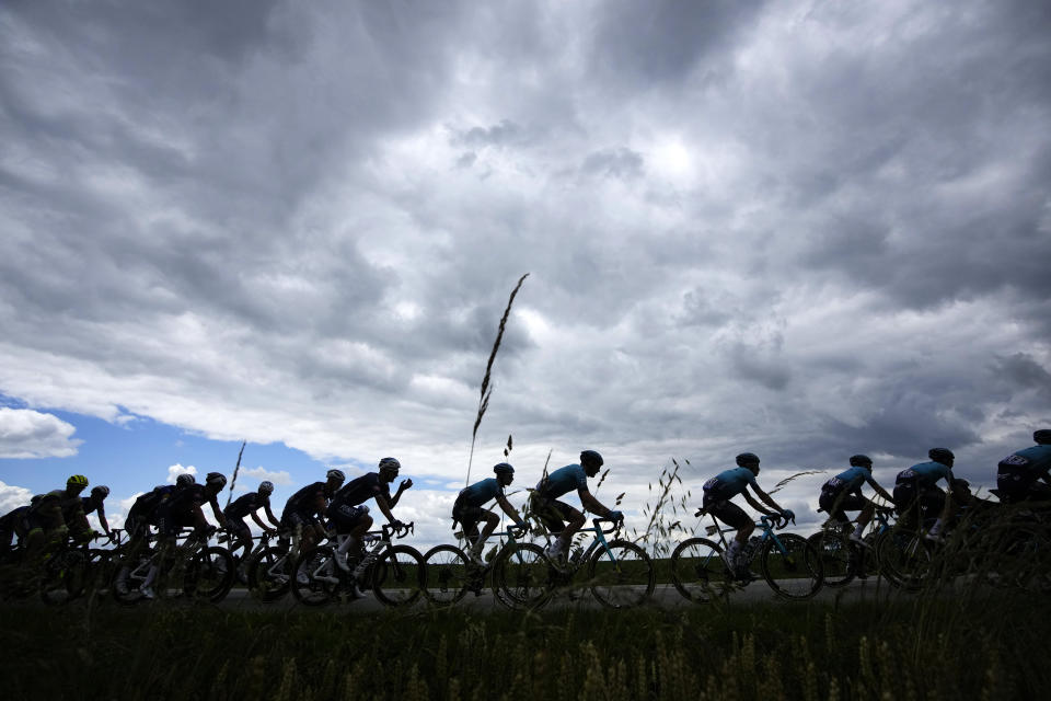 El pelotón del Tour de Francia durante la cuarta etapa, el martes 29 de junio de 2021. (AP Foto/Christophe Ena)