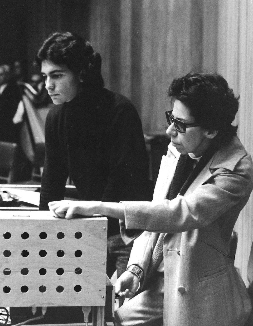 La compositora Jacqueline Nova, en primer plano, en el estreno de su obra "Omaggio a Catullus", en Bogotá en 1975, el año en que falleció. (Archivo Ana María Romano G. vía The New York Times)