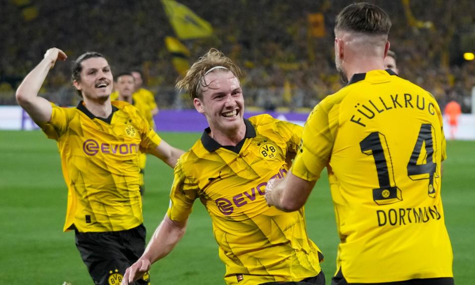 <span>Niclas Füllkrug celebrates with teammates after scoring Borussia Dortmund’s winning goal against PSG.</span><span>Photograph: Matthias Schräder/AP</span>