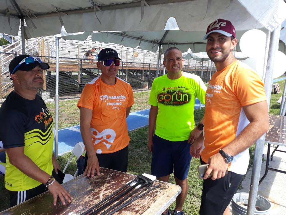 Jorge Quiroz, Ramón Román, Douglas Nicaragua, de la Fundación GoRun, y Jefferson Aristizabal, de la Fundación Jeison Aristizabal, el domingo en el Tropical Park.