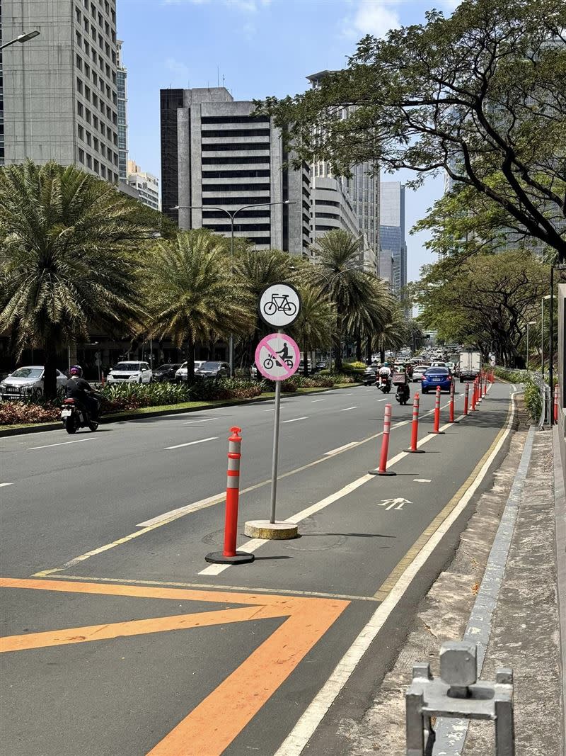 菲律賓道路獨立劃設單車道。（圖／臉書粉專「第四維度 Photography」授權提供）
