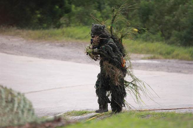 狙擊手持T93K1國造狙擊槍參與演練。（葉家瑋攝）