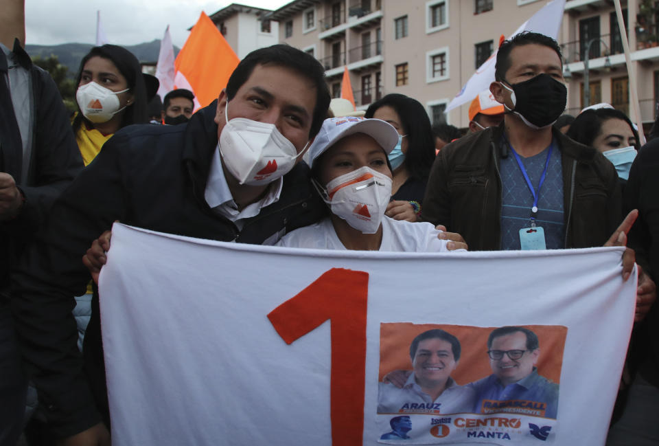 Andrés Arauz, candidato presidencial de la Alianza Unión por la Esperanza, UNES, posa junto a una simpatizante durante el mitin de clausura de su campaña antes de la segunda vuelta de las elecciones del país, en Quito, Ecuador, el jueves 8 de abril de 2021. (AP Foto/Dolores Ochoa)