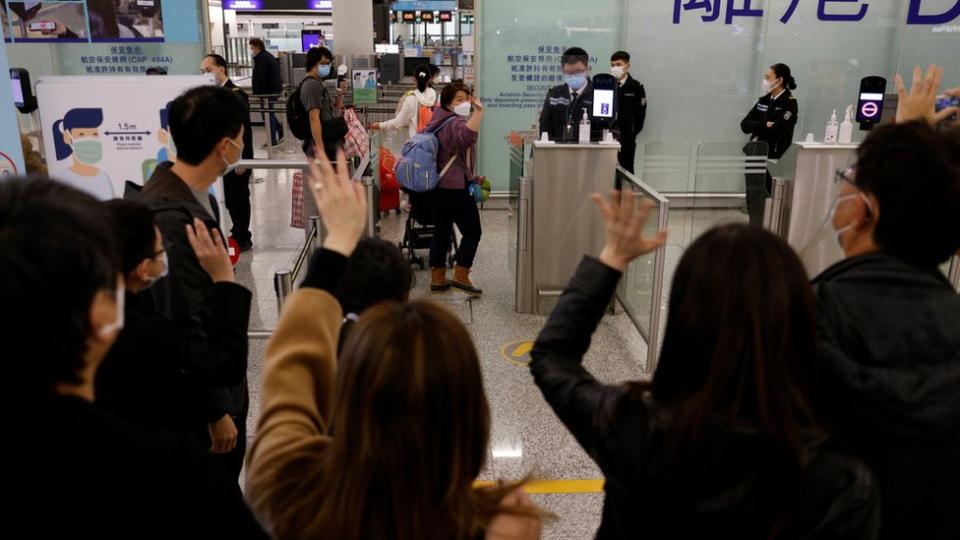 香港國際機場一號客運大樓離境大堂一家庭在禁區入口前揮別飛往英國定居親屬（17/12/2020）