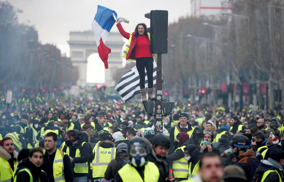 Antigovernment protesters clash with police in Paris