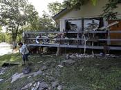 Im texanischen Martindale begutachtet eine Einwohnerin das von den Unwettern zerstörte Haus von Verwandten. Foto: San Antonio Express-News/EPA