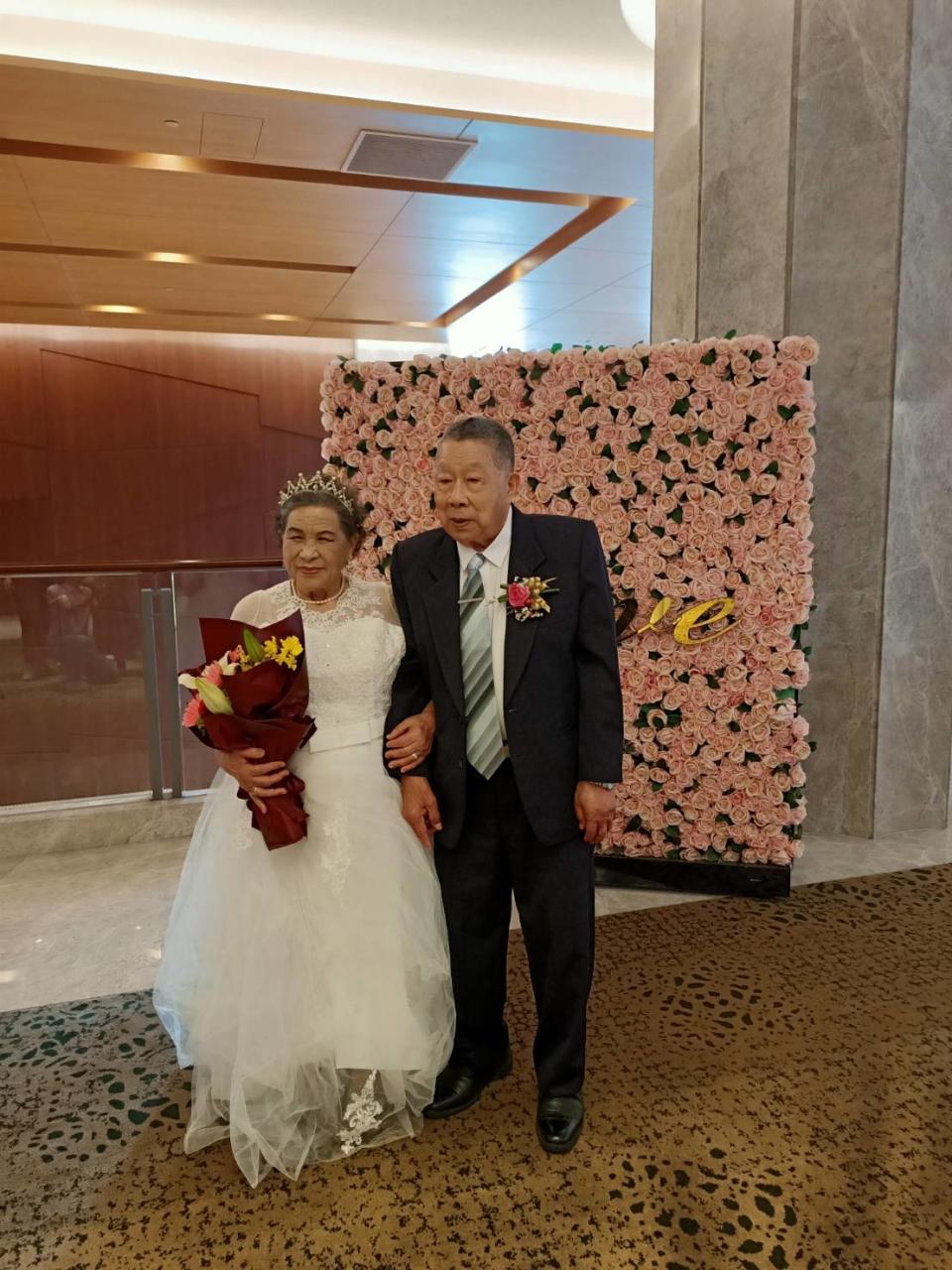 今年90歲、結婚已70年的白金婚夫妻陳炎輝與黃換，兩人感情相當好，現在依然每天都會相偕去游泳池游泳。記者蔡家蓁／攝影