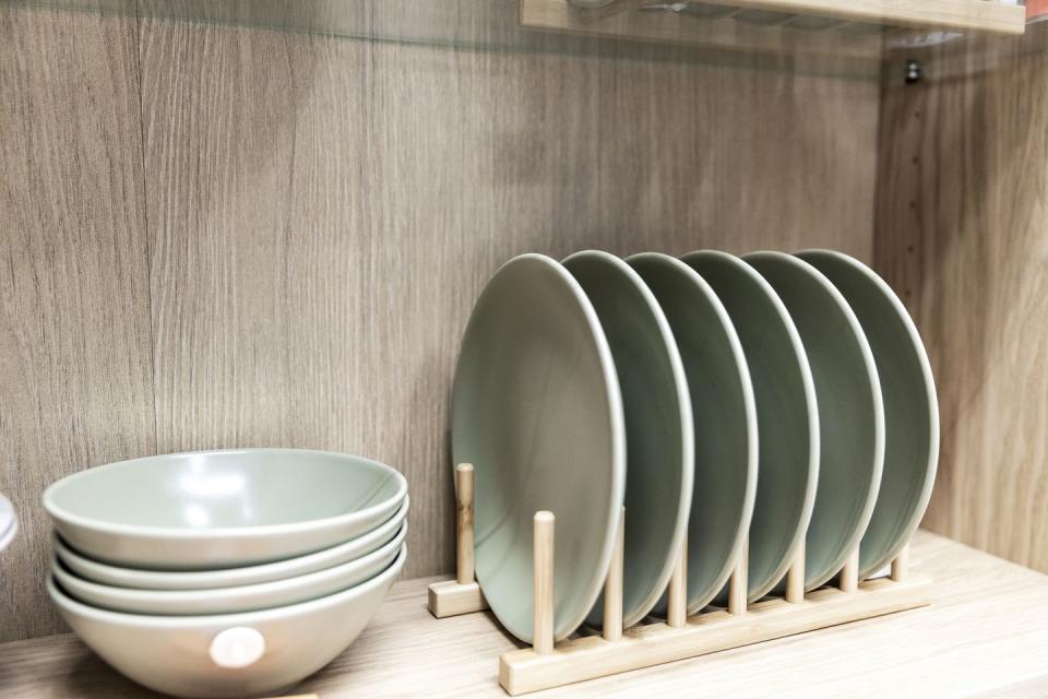 how to organize kitchen cabinets plate holders