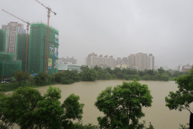 高雄市8/28兩波大雨，造成寶業里滯洪池滿溢失能，無法再蓄水，致周邊部分道路積水。中央社記者王淑芬攝