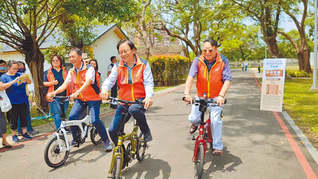 桃園觀光工廠嘉年華29日在虎頭山創新園區舉辦，桃園市長張善政（右二）試乘腳踏車。（賴佑維攝）