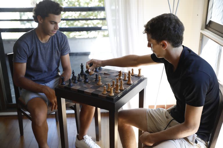 El ajedrez, otra de las actividades que hacen Francisco y Juan Manuel Cerúndolo cuando están en sus casas y no quieren pensar en el tenis por un rato.