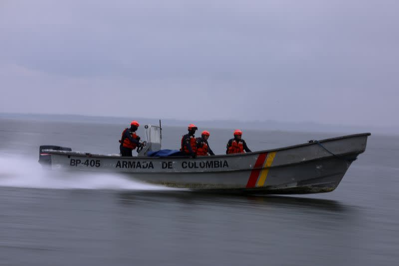 Foto de archivo. Soldados de la Armada colombiana patrullan el Océano Pacífico, donde, según las autoridades una de las rutas del narcotráfico, en Tumaco