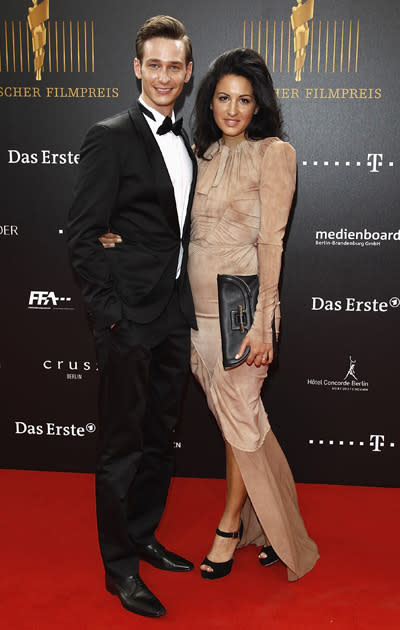 Waren DAS Tuschelthema des Filmpreises: Minu Barati-Fischer und Schauspieler Vladimir Burlakov turtelten über den Roten Teppich. Würde uns nicht wundern, wäre ER tatsächlich verknallt: in IHR tailliertes Nude-Dress von Unrath & Strano, zum Beispiel.