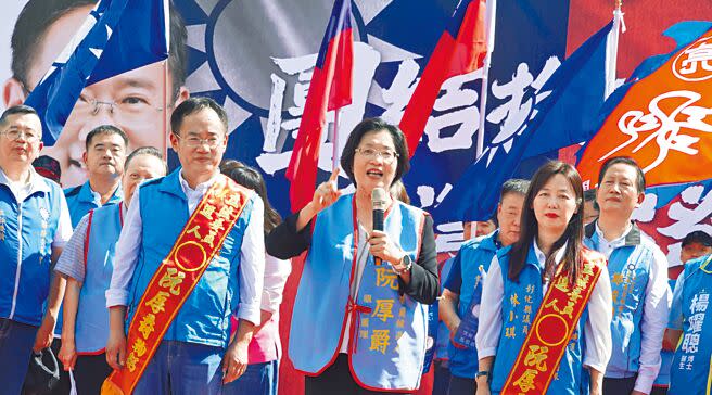 彰化縣第一選區國民黨立委參選人阮厚爵（左），5日在和美鎮舉辦侯友宜、阮厚爵聯合競選總部成立大會，侯友宜彰化競選總部主委、縣長王惠美（中），黨部主委謝衣鳯等人到場支持。（吳建輝攝）