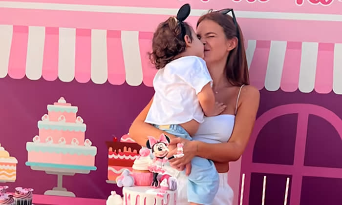 laura escanes y su hija roma en el cumpleaños de la niña