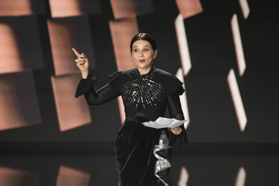 La actriz francesa Juliette Binoche pronuncia un mensaje tras recibir el Premio Internacional Goya durante la 37ma edición de la entrega de los galardones, el sábado 11 de febrero de 2023, en Sevilla, España. (AP Foto/José Bretón)
