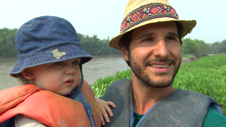 Winnipeg Energy East critics paddle river as part of nationwide event