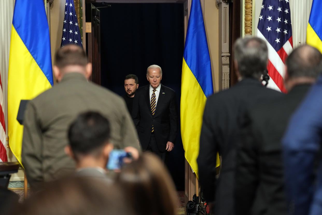 El presidente de Ucrania, Volodímir Zelenski, y el presidente Joe Biden llegan a una conferencia de prensa conjunta en la Casa Blanca en Washington, el martes 12 de diciembre de 2023. (Doug Mills/The New York Times)
