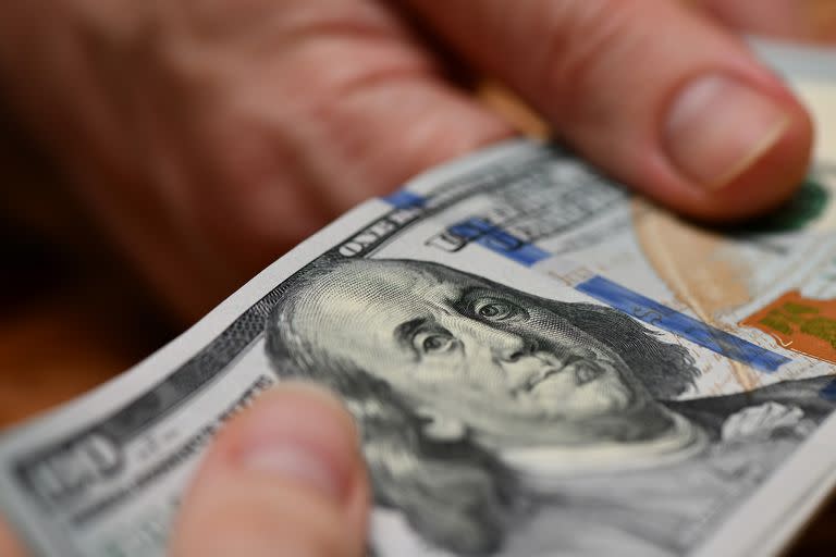 El dólar blue se mantiene debajo de los $300 desde el 28 de julio.