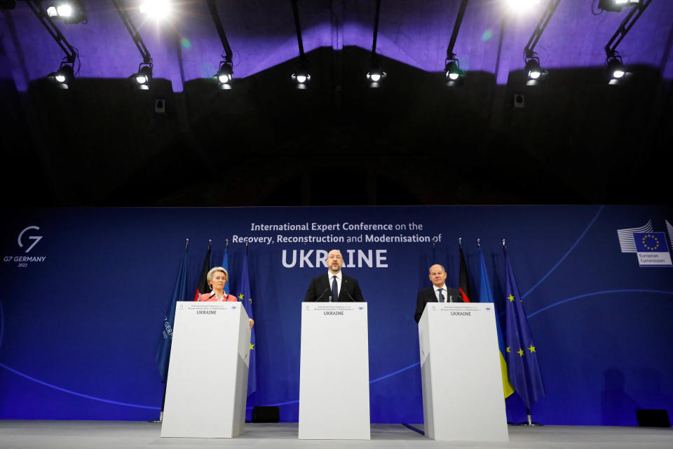 Bundeskanzler Olaf Scholz (r.), EU-Kommissionspräsidentin Ursula von der Leyen und der ukrainische Ministerpräsident Denys Schmyhal bei einer Expertenkonferenz am Dienstag. (Bild: Reuters)
