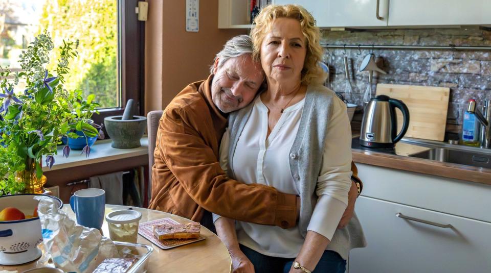 In "Ich will mein Glück zurück" spielt Helmut Zierl den untreuen Ehemann, der seine Frau (Michaela May) zurückgewinnen will. (Bild: ARD Degeto/Polyphon Film/Thomas Neumeier)