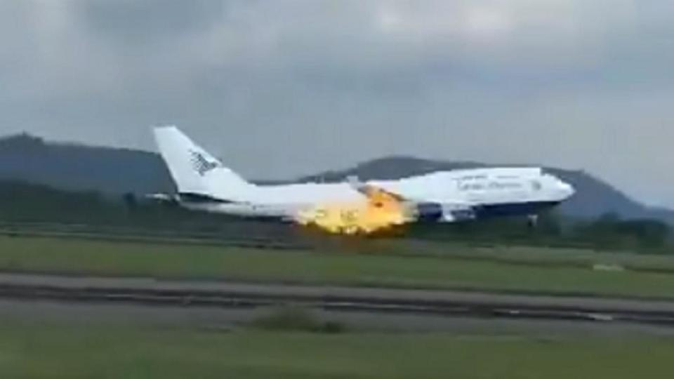 印尼一架班機才剛離地就起火，迫使機長趕緊折返降落檢查。（圖／翻攝自X）