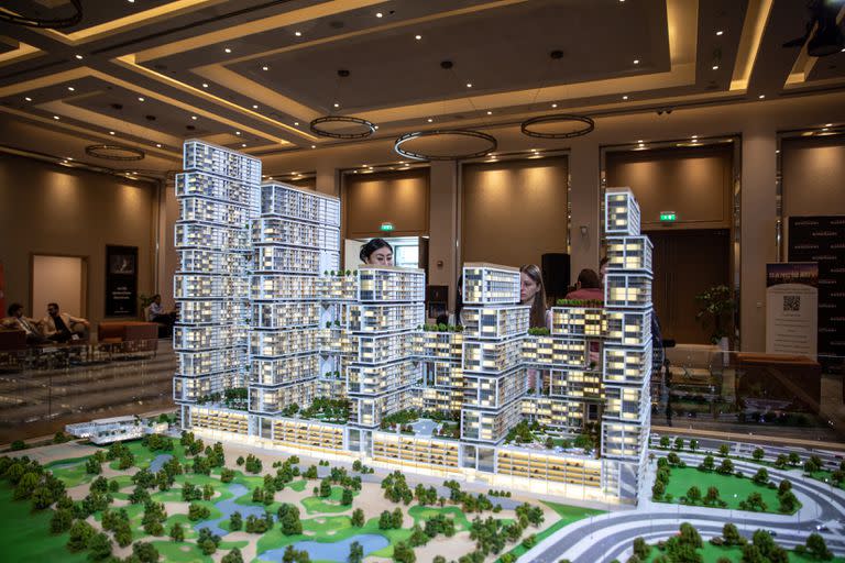 Una maqueta de una urbanización en el centro comercial de Sobha, en Dubái, Emiratos Árabes Unidos, que está experimentando un boom inmobiliario impulsado por Rusia, el 2 de marzo de 2023.