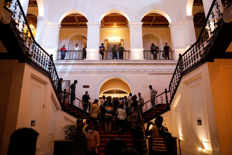 Gente visita la casa del presidente tras la huida del presidente Gotabaya Rajapaksa, en medio de la crisis económica del país, en Colombo, Sri Lanka