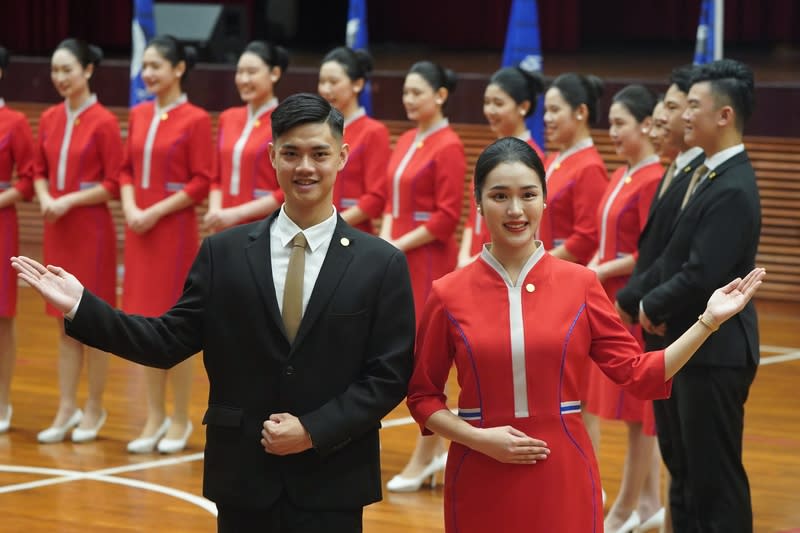 銘傳大學國慶禮賓大使團全新禮賓服亮相（3） 銘傳大學1日在台北校區舉行國慶禮賓大使團全新禮 賓服亮相記者會，團員們展現專業又熱情的接待服 務。 中央社記者徐肇昌攝  113年10月1日 