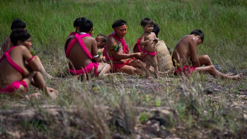 Miembros de la comunidad yanomami en el estado Roraima en Brasil.