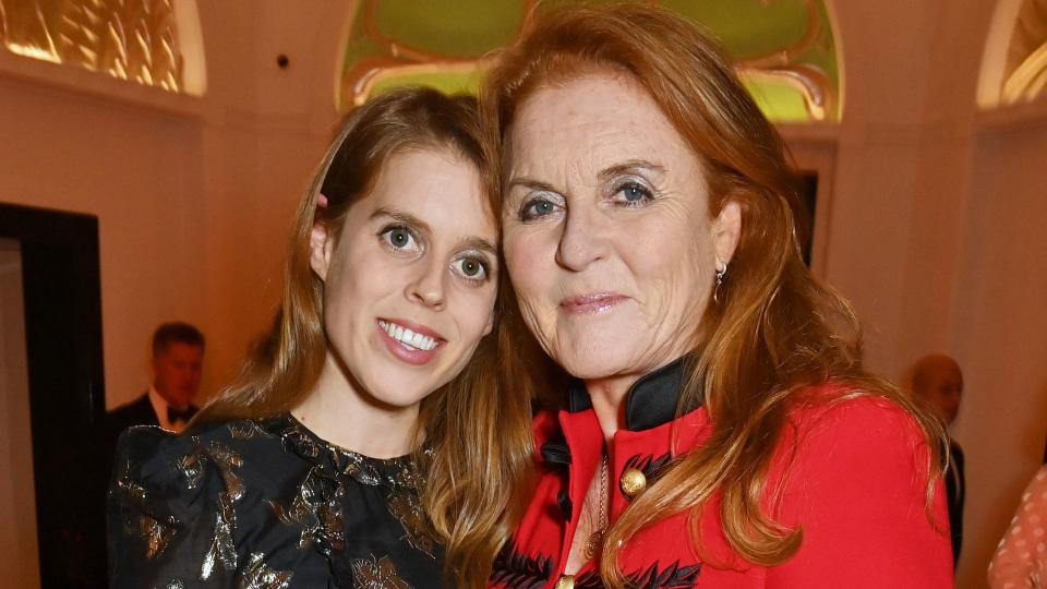  Princess Beatrice of York (L) and Sarah Ferguson, Duchess of York attend The Lady Garden Gala 2022 at Claridge's Hotel 