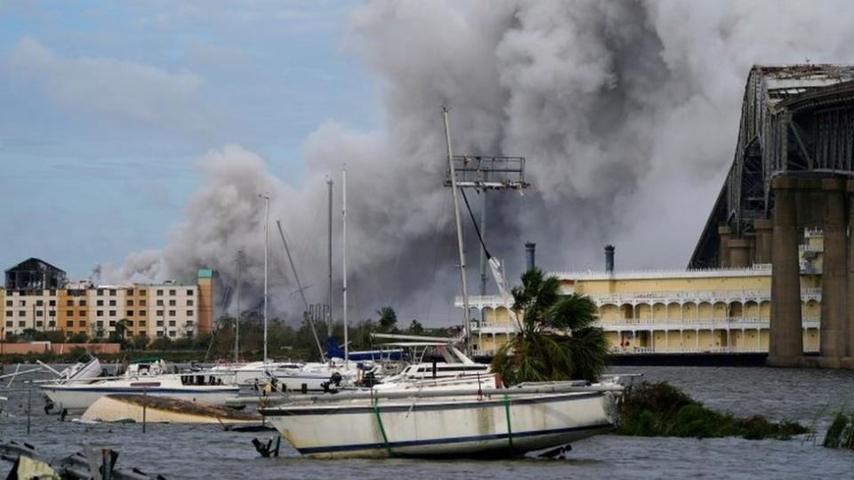 En Lake Charles, además de la alerta por inundaciones, los residentes temían que un incendio en una zona industrial química escalara rápidamente. Se pudo apreciar una enorme columna de humo, pero no pasó a una situación grave.