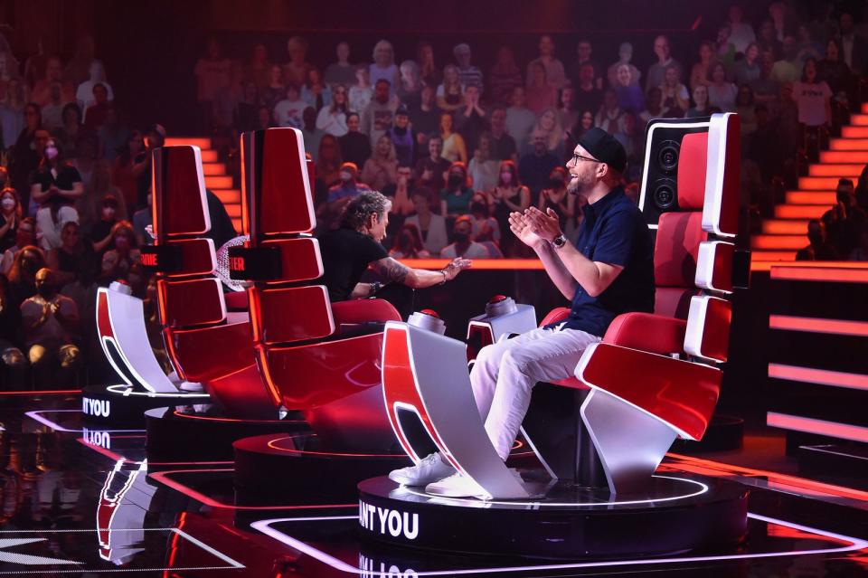 Mark Forster (rechts) hat bereits gebuzzert. Er steigt in den Ring, um das Talent von sich zu überzeugen. Peter Maffay ist kurz davor, sich einzureihen.  (Bild: © ProSieben/SAT.1/André Kowalski )