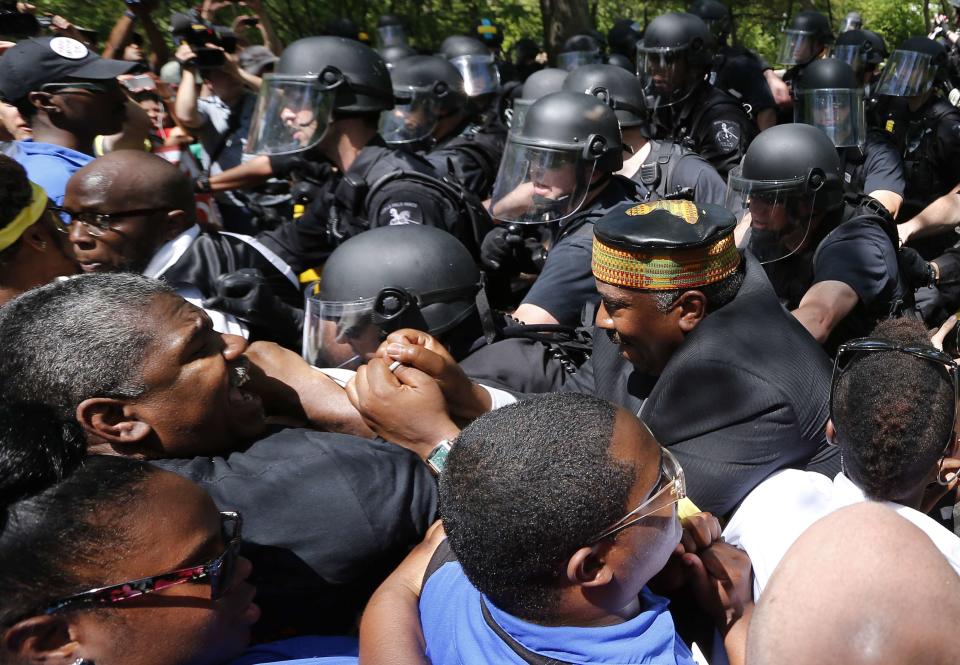 Demonstrators clash with police during a protest at the McDonald's headquarters in Oak Brook, Illinois, May 21, 2014. (REUTERS/Jim Young)