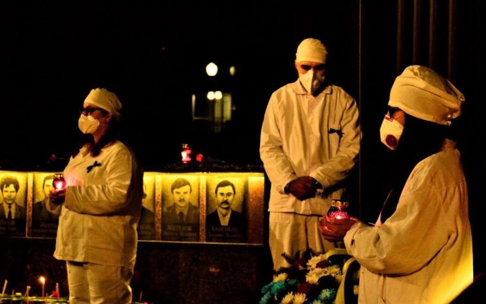 車諾比核電廠的前員工在烏克蘭北部小鎮拉夫蒂奇(Slavutych)舉行守夜活動，以紀念發生在1986年4月26日、這場全球最嚴重核事故的受害者。(圖：推特 @slavut4anka)
