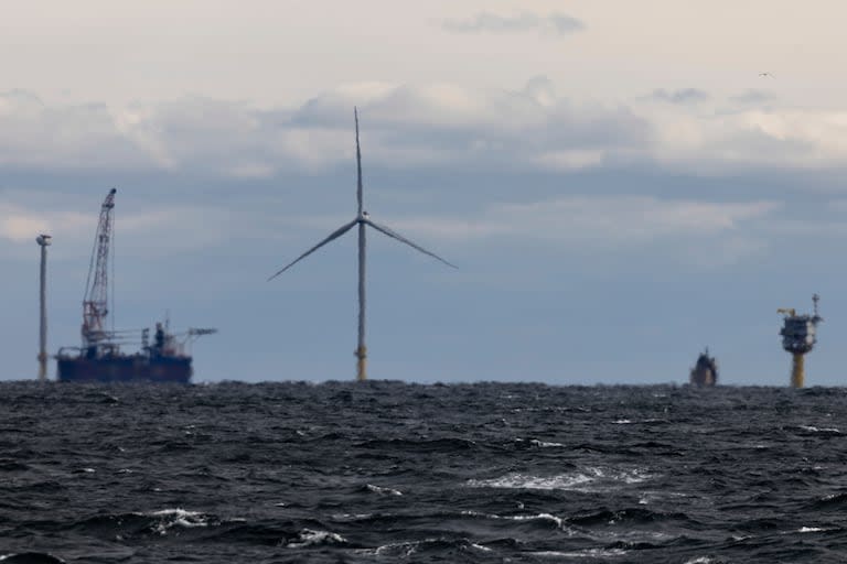 ARCHIVO - Vista de la primera turbina eólica marina del parque South Fork en Montauk Point, Nueva York, 7 de diciembre de 2023. (AP Foto/Julia Nikhinson, File)