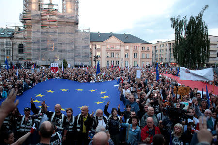 People protest against the conservative government's makeover of the Polish judiciary in Warsaw, Poland July 3, 2018. Agencja Gazeta/Dawid Zuchowicz via REUTERS