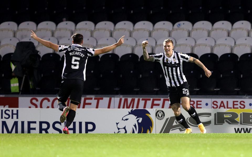 St Mirren's Lee Erwin (right) celebrates scoring his side's first goal of the game during the Scottish Premiership match at the Simple Digital Arena - Jeff Holmes/PA Wire