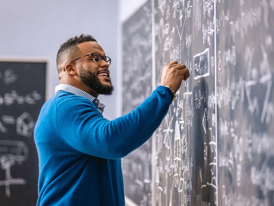 Aaron Donald plays a professor in the Rams' draft trailer.