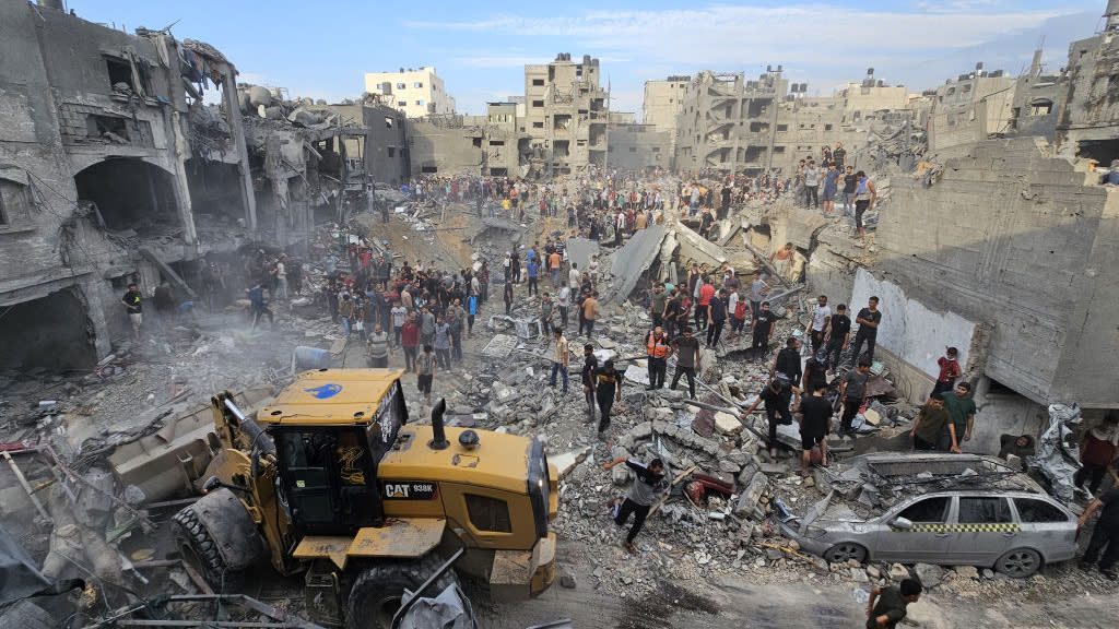  Gaza's Jabaliya refugee camp after Israeli airstrike. 