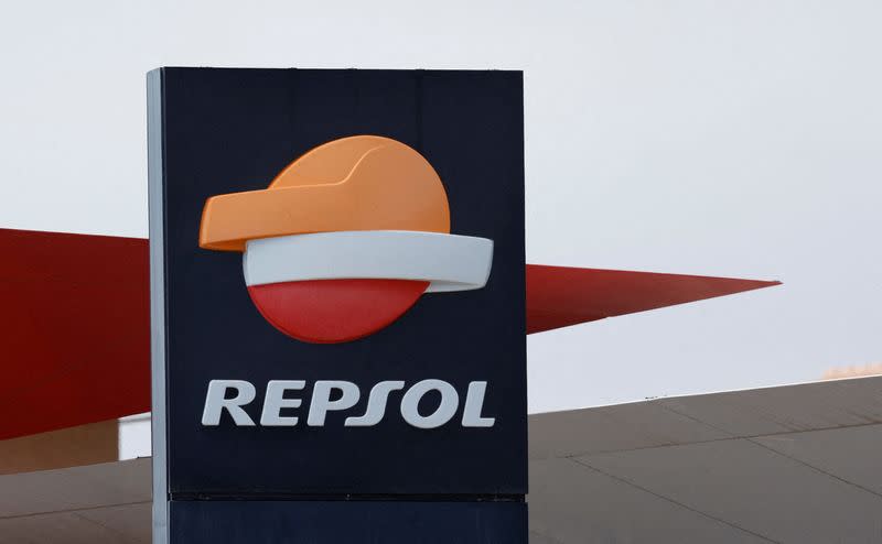 El logo del grupo energético español Repsol en Vecindario, en la isla de Gran Canaria