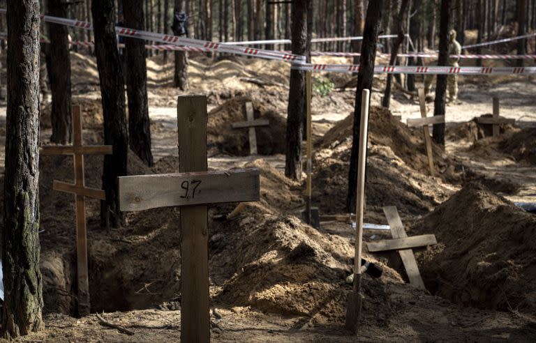 Tumbas de personas no identificadas en el bosque de las afueras de Izium, en Ucrania