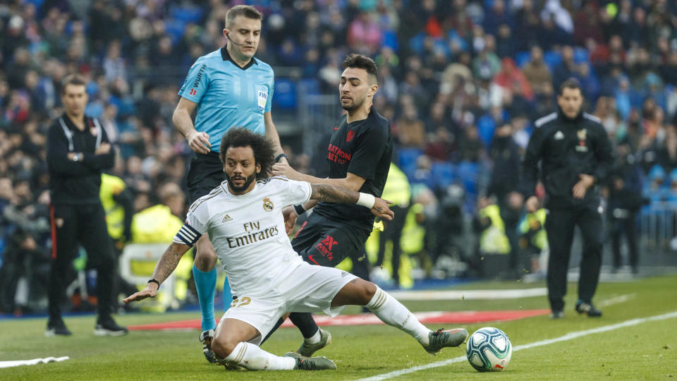 MADRID, SPAIN - JANUARY 18: (BILD ZEITUNG OUT) Marcelo Vieira of Real Madrid and Munir El haddadi of FC Sevilla battle for the ball during the Liga match between Real Madrid CF and Sevilla FC at Estadio Santiago Bernabeu on January 18, 2020 in Madrid, Spain. (Photo by TF-Images/Getty Images)