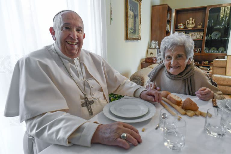 El papa Francisco en la casa de una prima, Carla Rabezzana, en el poblado de  Portacomaro, al este de Asti en el norte de Italia, el 19 de noviembre del 2022. Foto tomada de la prensa del Vaticano. (Vatican Media via AP)