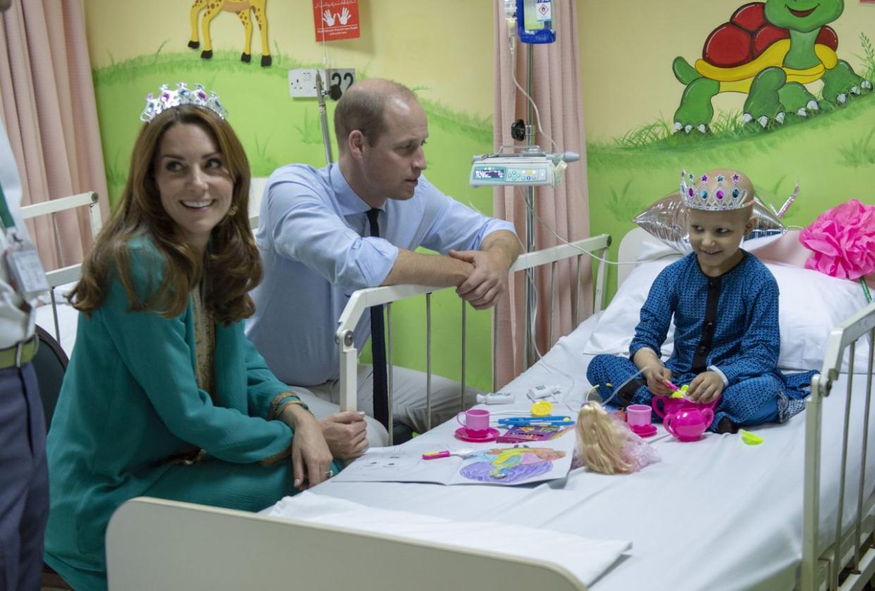 LAHORE, PAKISTAN – 17.OKTOBER: Prinz William, Herzog von Cambridge, und Catherine, Herzogin von Cambridge trafen bei ihrem Besuch des Shaukat Khanum Memorial Cancer Krankenhauses am 17. Oktober 2019 in Lahore, Pakistan, die Krebspatientin Wafia Remain (7). (Foto von Arthur Edwards-Pool/Getty Images)