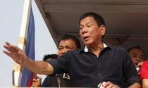 Presidential candidate Rodrigo "Digong" Duterte greets supporters during election campaigning for May 2016 national elections in Malabon, Metro Manila in the Philippines April 27, 2016. REUTERS/Erik De Castro