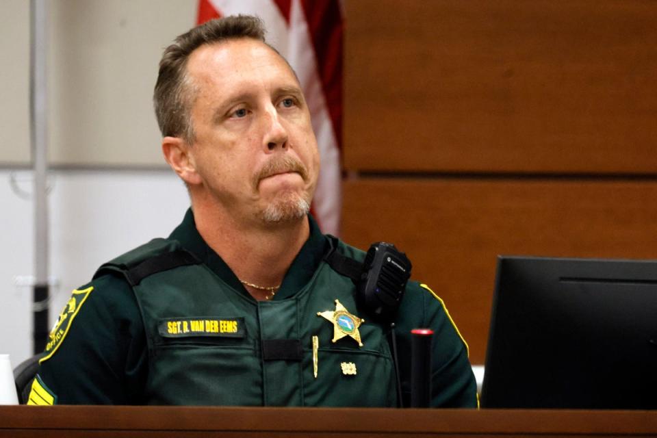El sargento Richard Van Der Eems describe cómo encontró a las víctimas dentro de la escuela (© South Florida Sun Sentinel 2022)