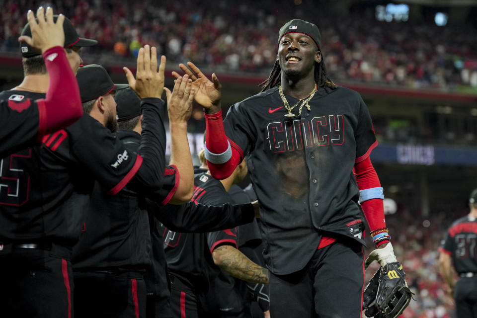 El dominicano Elly De La Cruz de los Rojos de Cincinnati saluda a sus compañeros tras el juego ante los Bravos de Stlanta el viernes 23 de junio del 2023. (AP Foto/Aaron Doster)